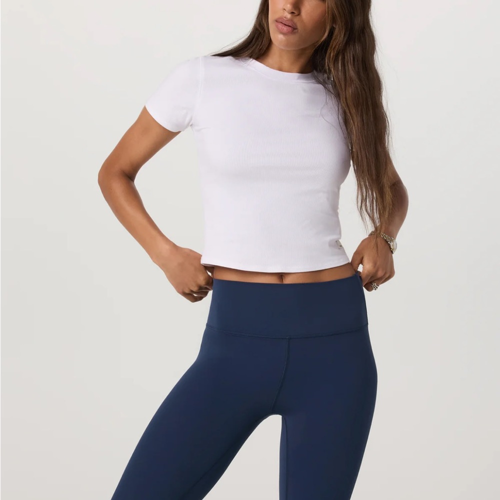 Vuori Pose Fitted Tee in White Ribbed size Small